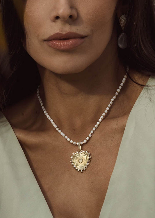 Colar Dourado com Madrepérolas e Coração