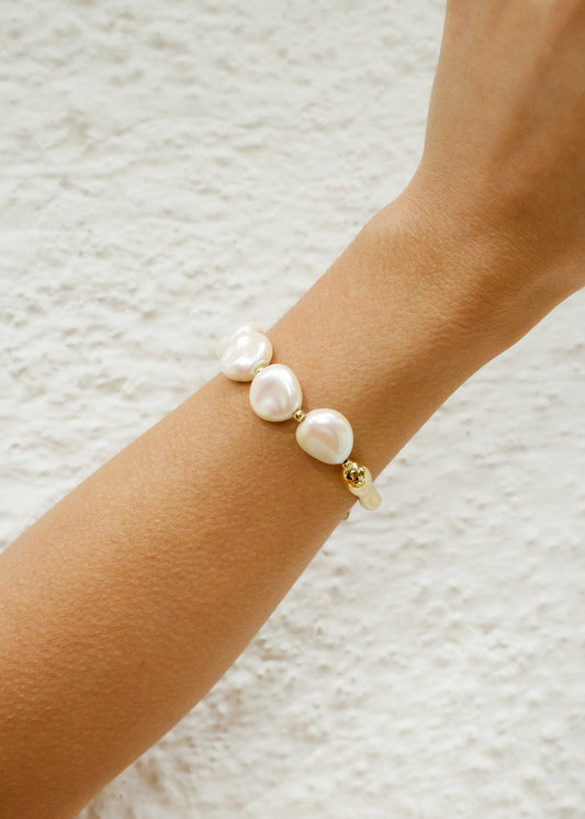 Pulseira com Pérolas Naturais e Detalhe Orgânico Dourado
