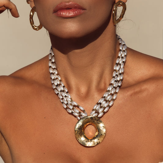 Colar Maxi Pérolas Brancas com Pingente Orgânico Dourado