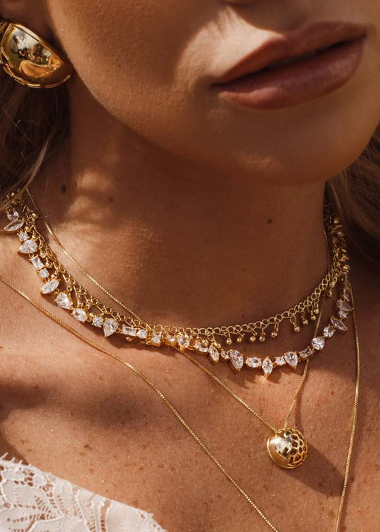 Colar Dourado com Pingente Redondo Vazado