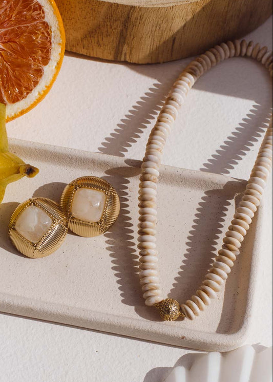 Colar com Pedras e Detalhe Dourado