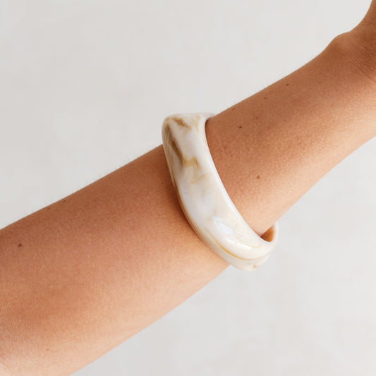 Bracelete Maxi Resina Ondulada