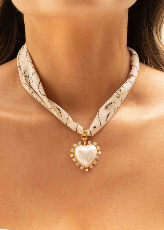 Colar Bandana com Pingente de Coração