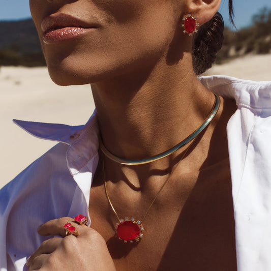 Brinco Oval Esmeralda Colombiana com Entorno Cravejado Dourado