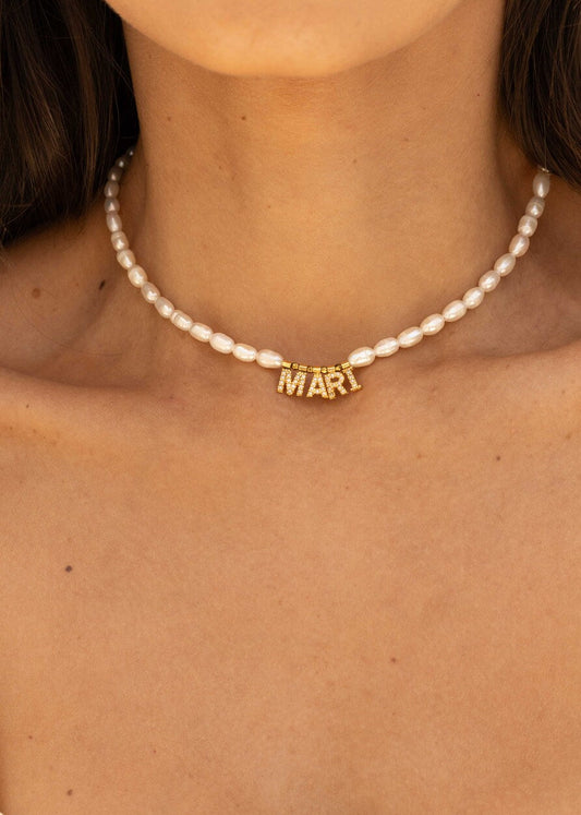 Colar Pérolas com Inicial Dupla Cravejada Dourado