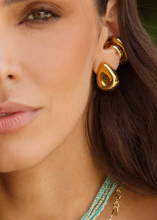 Brinco Pequeno Dourado Gota Orgânica em Aço Inoxidável