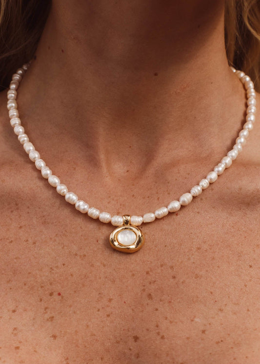 Colar de Pérolas com Pingente Dourado