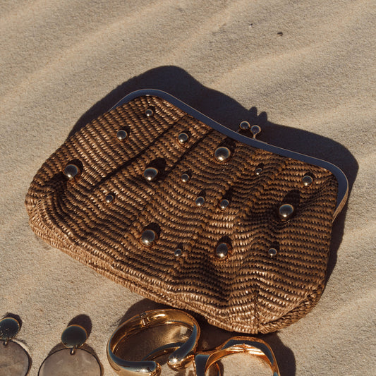 Bolsa de Palha Caramelo com Esferas Douradas e 2 Modelos de Alças