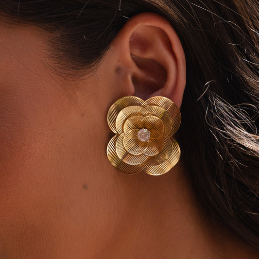 Brinco Flor Tripla Com Ponto de Luz Dourado