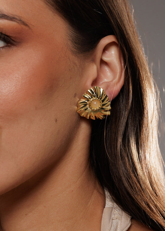 Brinco Triangular Ondulado com Pedra Creme Dourado Pe