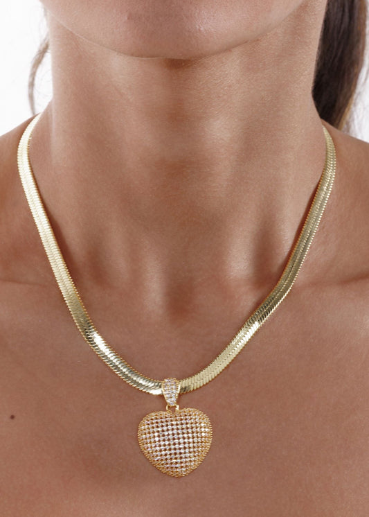 Colar Dourado com Pingente Coração Cravejado