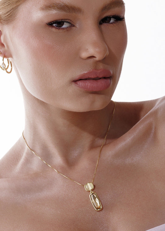 Colar Dourado com Pingente Alongado