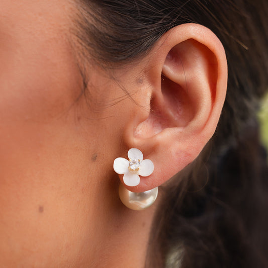 Brinco Flor Madrepérola com Tarraxa de Pérola Dourado