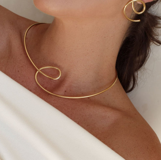 Colar Aro Enrolado Liso Orgânico Dourado
