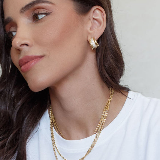 Brinco Meia Argola Com Laterais Lisas e Centro Cravejado Dourado