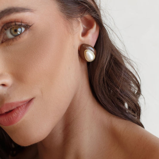 Brinco Gota Esmaltada com Pérola Centro Dourado