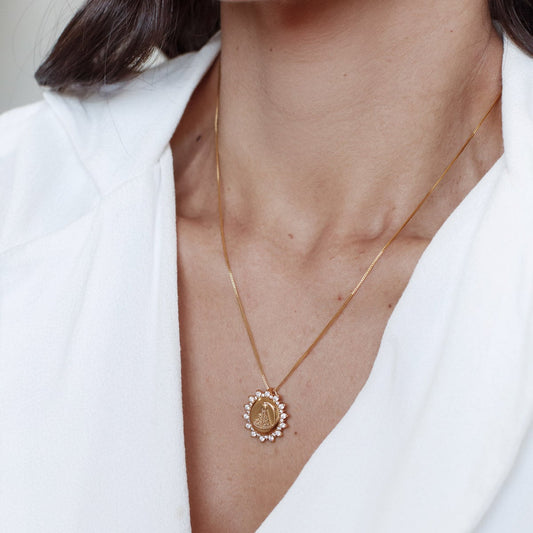 Colar Nossa Senhora Aparecida com Entorno Cravejado Dourado