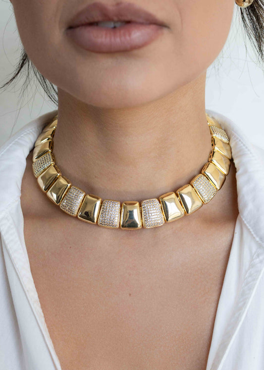 Choker Dourada Regulável com Cristais