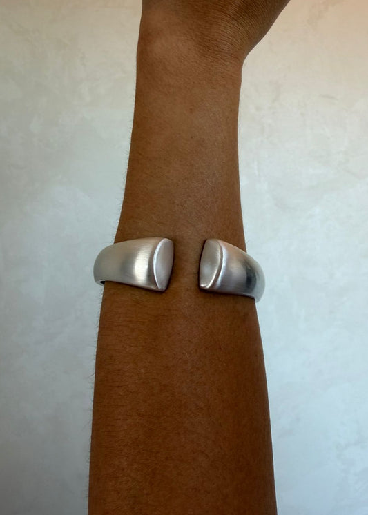 Bracelete Abertura Frontal Metal Escovado