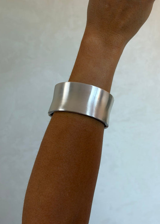 Bracelete Largo Metal Escovado