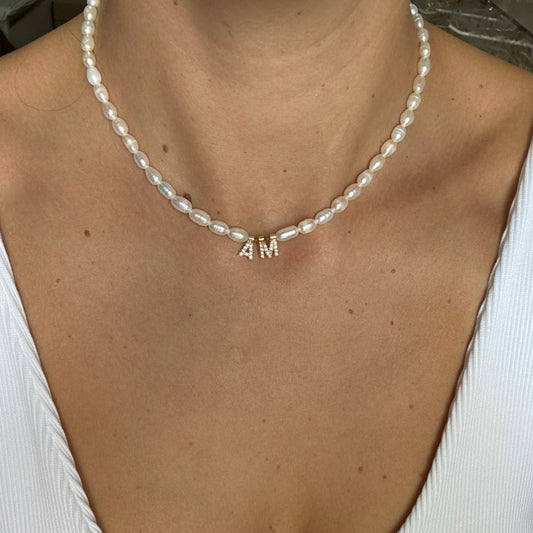 Colar Pérolas com Inicial Dupla Cravejada Dourado
