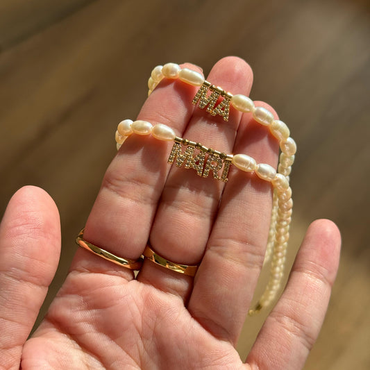 Colar Pérolas com Inicial Dupla Cravejada Dourado