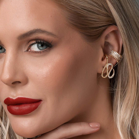 Brinco Ear Hook Onda Lisa e Cravejada Dourado
